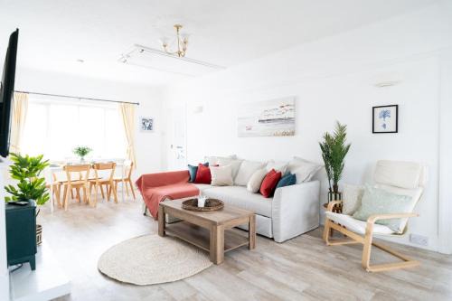 Modern 4-Bed Sandbanks Beach Retreat