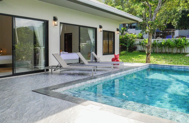 Modern 4-bedroom villa in Lamai with private pool and jungle views