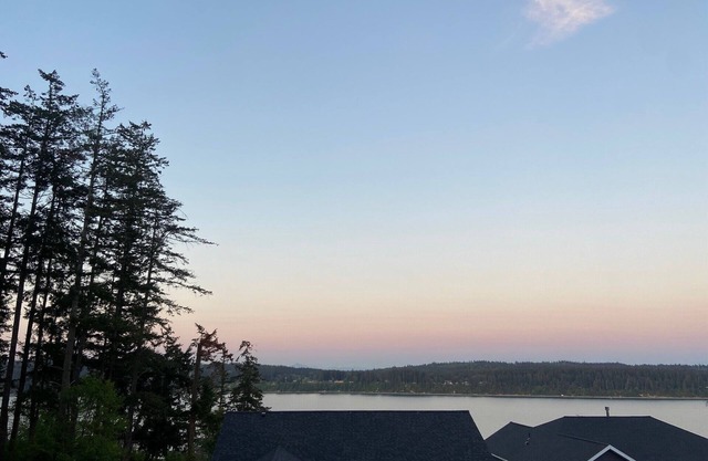 Modern, 4 bedroom/3.5 bathroom, spacious, kid-friendly, water views
