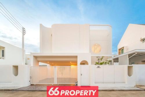 Modern 4 BR Home - Walk to Shopping and Supermarket