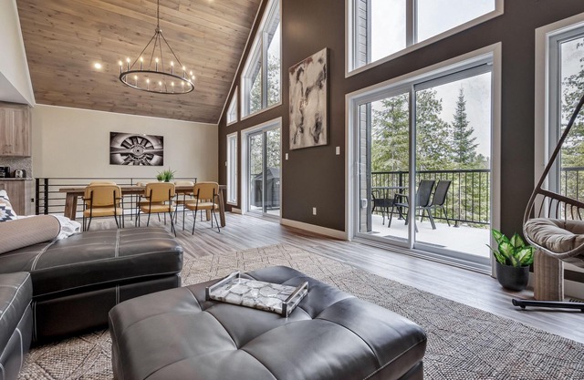 Modern 4-season Lakefront Chalet with New Hot Tub & 4 Bedrooms: 1 hr from Ottawa