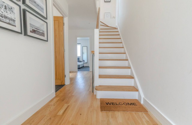 Modern 4Bed Seaside Escape * With Parking*