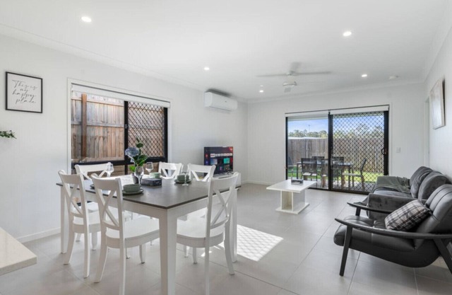 Modern 4BR Family Home in Quiet Ripley Location
