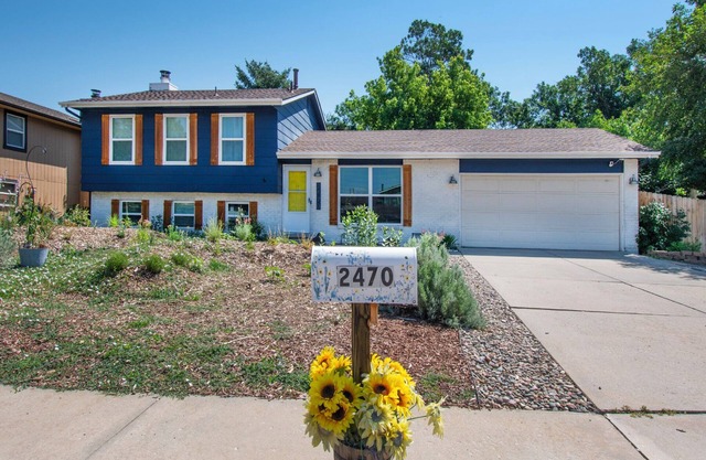 Modern 4BR Home Sleeps 8 Minutes from USAFA & Parks