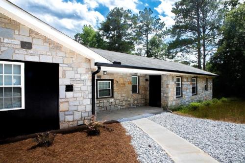 Modern 4BR Home Great Location Spacious