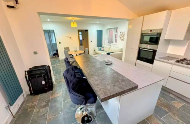 Modern 4BR House Near JLR Wolverhampton & Transport Links near JLR, WV1, M54/M6