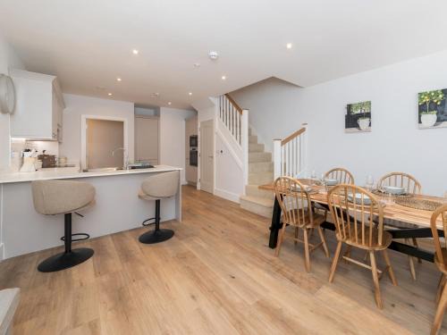 Modern 4BR New Home near Biz Park Station Pass the Keys