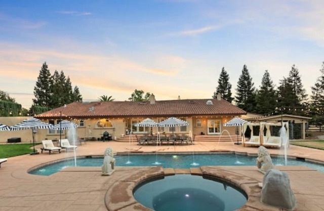 Modern 5 acres villa with phenomenal backyard!