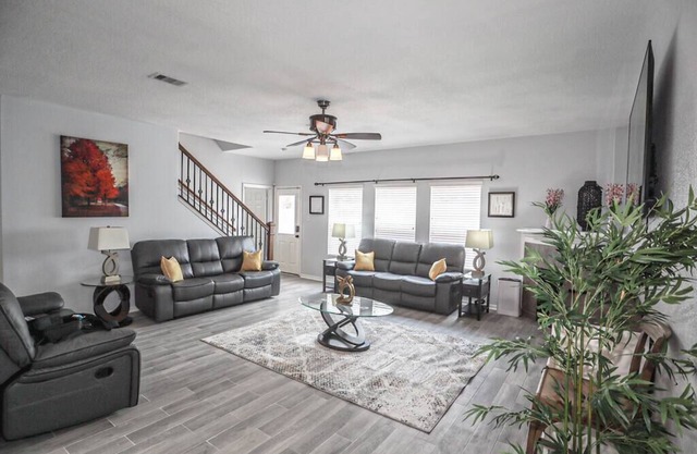Modern 5 Bedroom, 3 Full bathroom, + PlayStation.