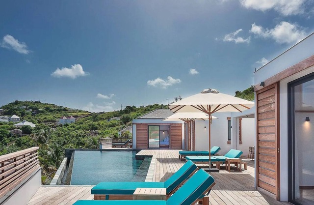 Modern 5 BR Villa with Infinity Pool