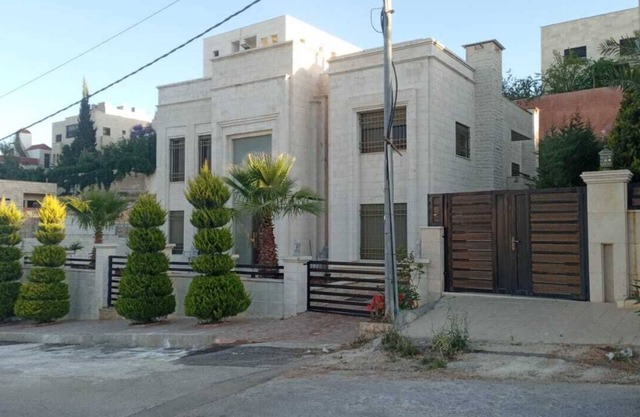 Modern 500 sqm Villa - Strategically located over Airport highway - Family/Group
