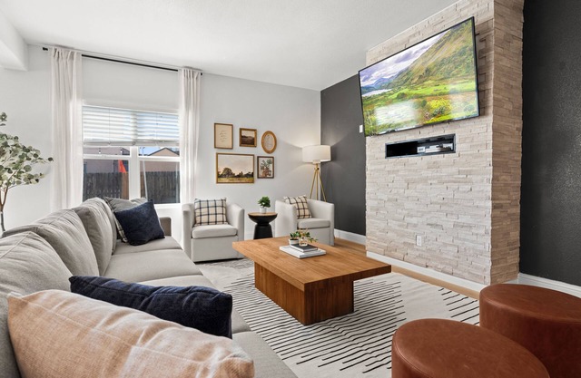 Modern 5BR Home Near Airport - Central Location & Hot Tub