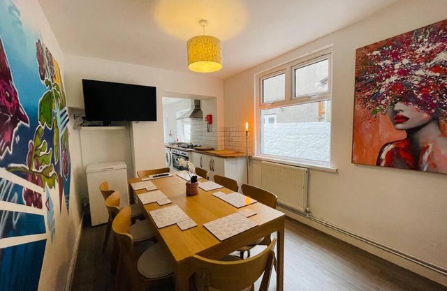 Modern 6 bedroom 5 min walk to beach & restaurants
