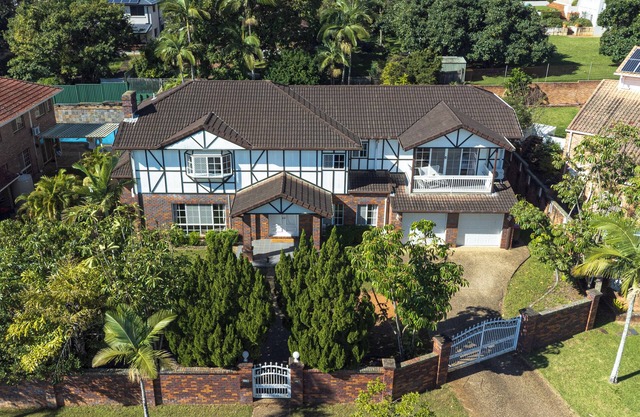Modern 6BR Villa | Private Sports Court | 4.5 Bath