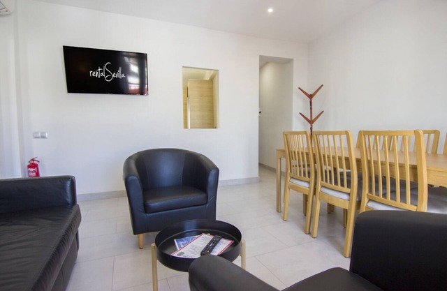 Modern 95m2 apartment in Triana by RentalSevilla