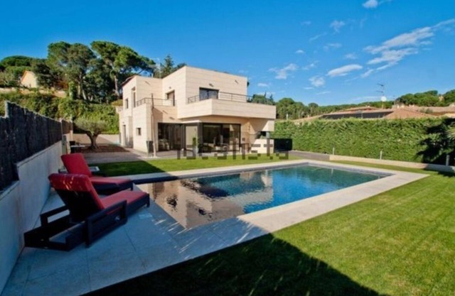 Modern, air-conditioned villa with all comforts, 3 km from Platja d'aro beach