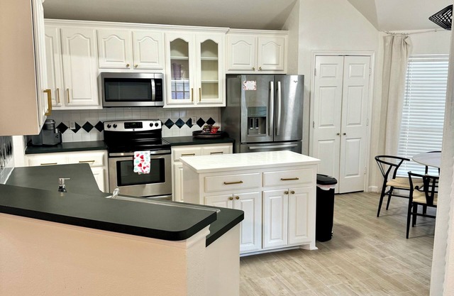 Modern Airy home walking distance from TCC