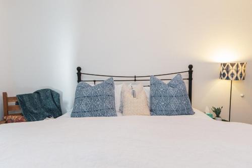 Modern & Airy Silver Lake 2 bedroom 2 bathroom front House with Parking