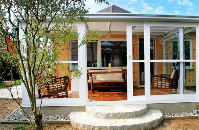 Modern and comfortably furnished bungalow on small, fenced plot.