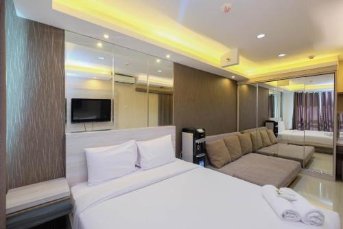 Modern and Comfy 1BR Apartment at Woodland Park Residence By Travelio