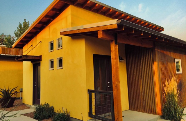 Modern and Private House Downtown, 5 minute walk to center of Moab happenings!