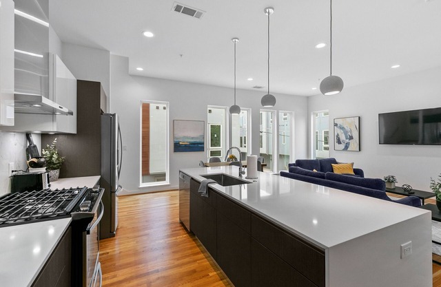 Modern and Spacious 2 Bedroom Minutes to Downtown!