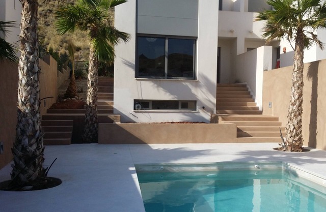 Modern and spacious house with pool in a unique environment