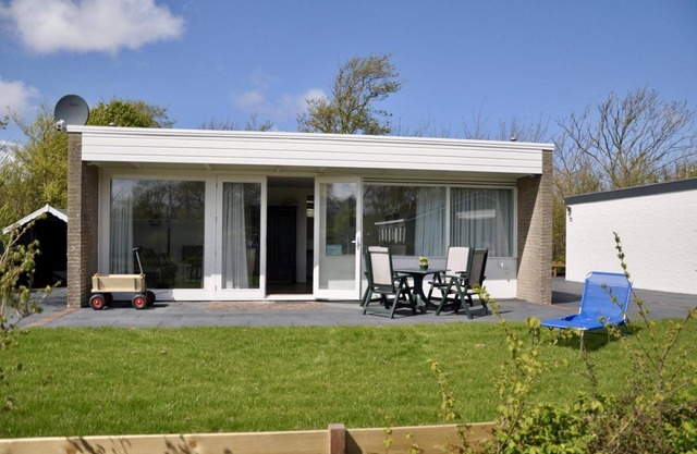 Modern and stylish vacation bungalow in the car-free Garnekuul park in Callantsoog