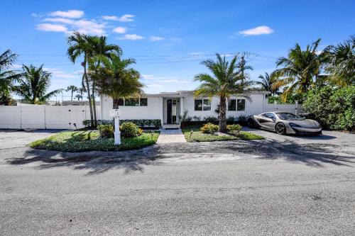Modern and Updated Delray Beach Escape Sleeps 10