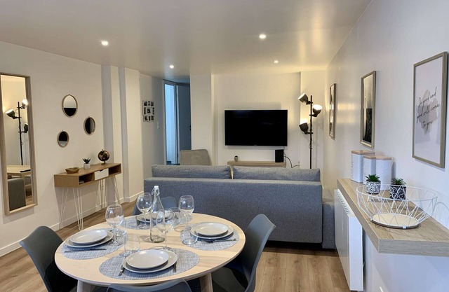 Modern apartment with free parking