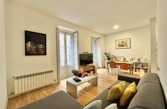 Modern Apartment City Center - Queen Size Bed + Kitchen. Malasaña.