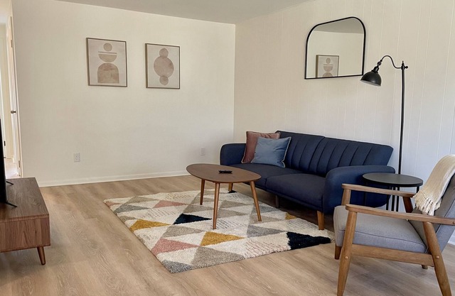 Modern apartment! Close to IH71!