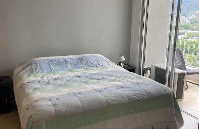 Modern apartment whit s/pool and sauna. Near shopping centers and hospitals