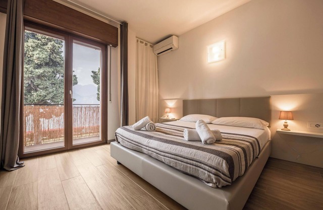 Modern Apartment “Fiocco” with Lake View, Wi-Fi, Air Conditioning and Terrace