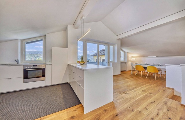 Modern Apartment for Five with Panoramic Views and Private Garage in Caldaro