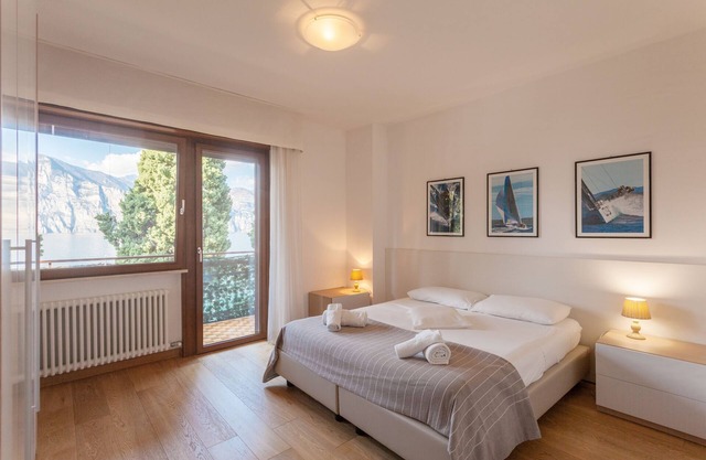Modern Apartment "Gennaker" On Lakeside with Terrace and View
