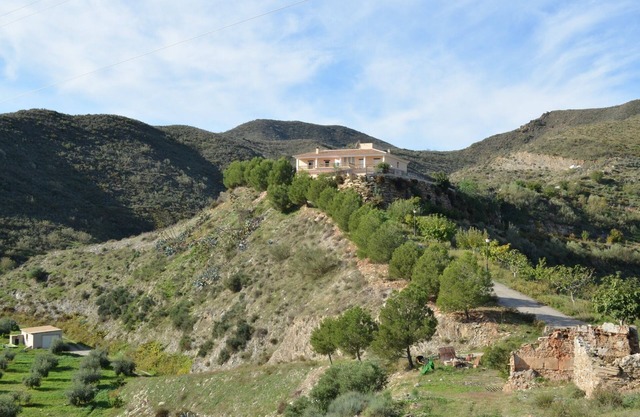 Modern apartment, high in the mountains with private pool (adults only)