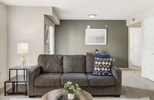 Modern Apartment in Prime Location (ID2726X85)