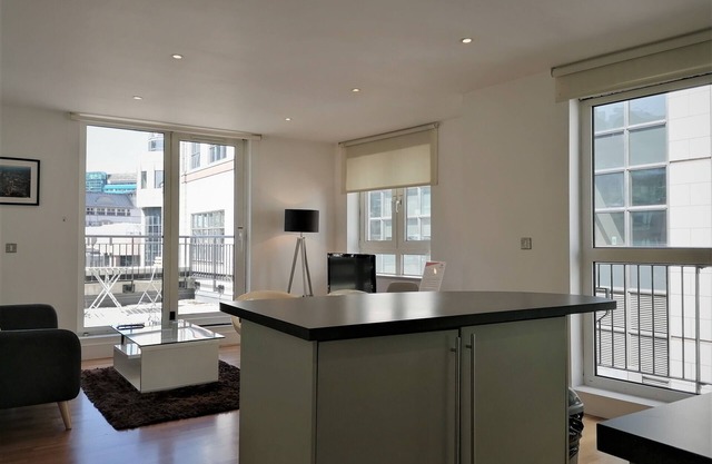 Modern Apartment in Central London with Views of the City