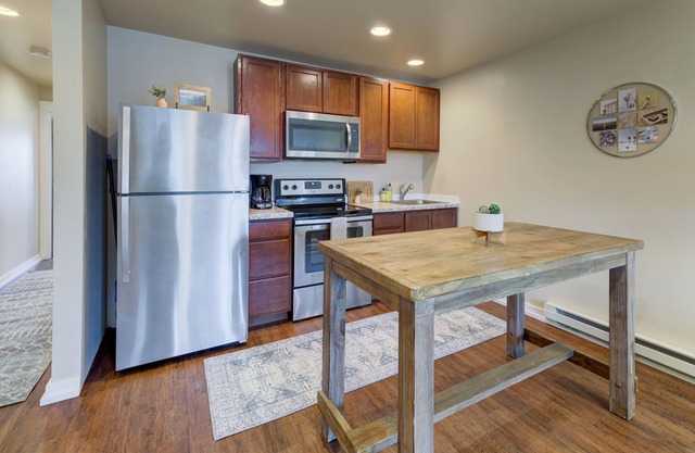 Modern Apartment in Industrial District- 2 min Drive From Hot Springs & River