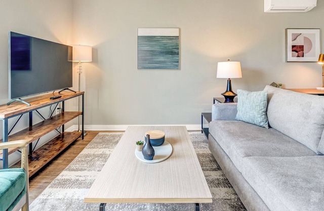 Modern Apartment in Prime Location (ID6493X28)