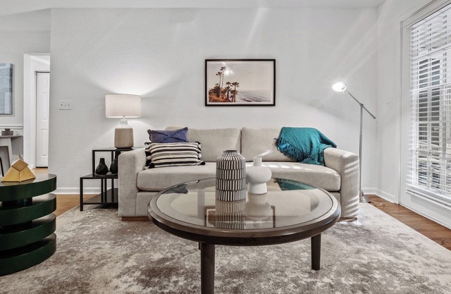 Modern Apartment in Prime Location (ID7030X66)
