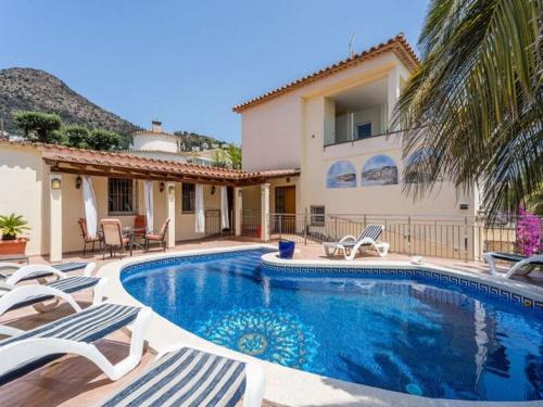 Modern Apartment in Roses with Swimming Pool