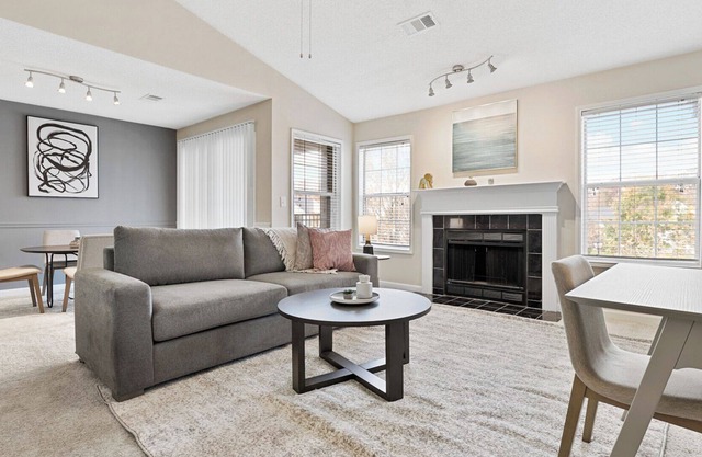 Modern Apartment in Prime Location (ID8171X80)