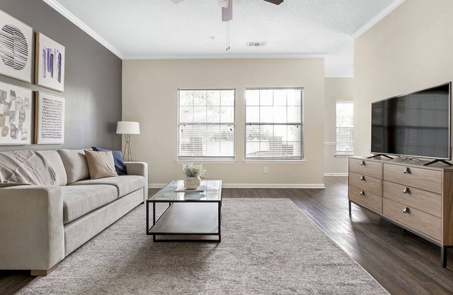 Modern Apartment in Prime Location (ID1165X915)