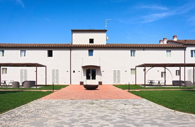 Modern apartment near Pistoia with shared garden