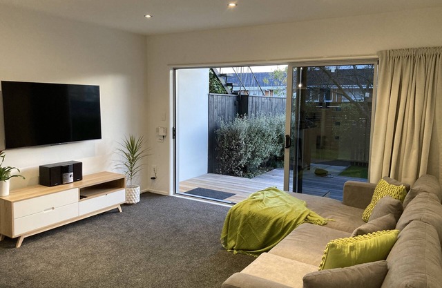 Modern apartment near vibrant Ellerslie village/train station. Central Auckland