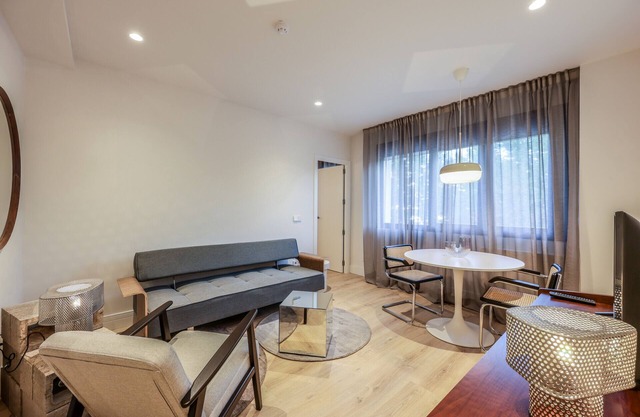 Modern apartment near the Royal Palace 04