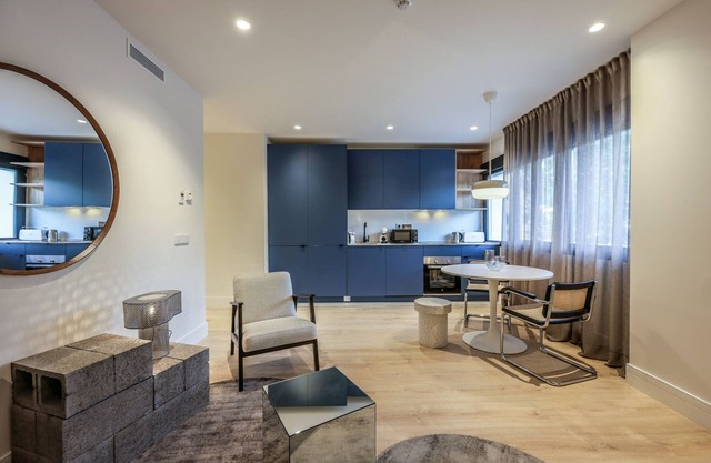 Modern apartment near the Royal Palace 05