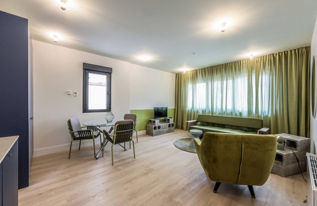 Modern apartment near the Royal Palace 07